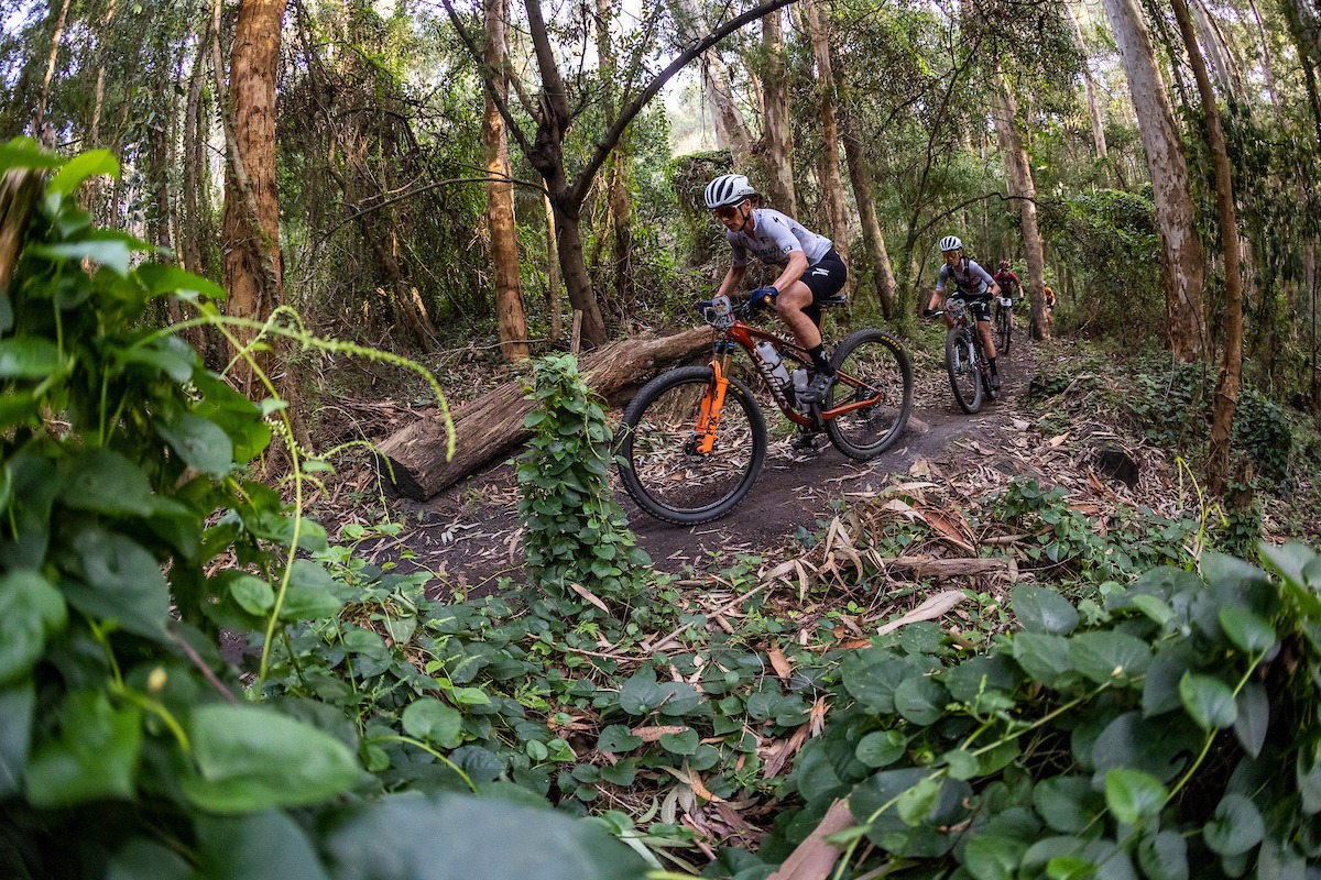 Cape Epic S3 闪电男队连庄 女子组总成绩明朗