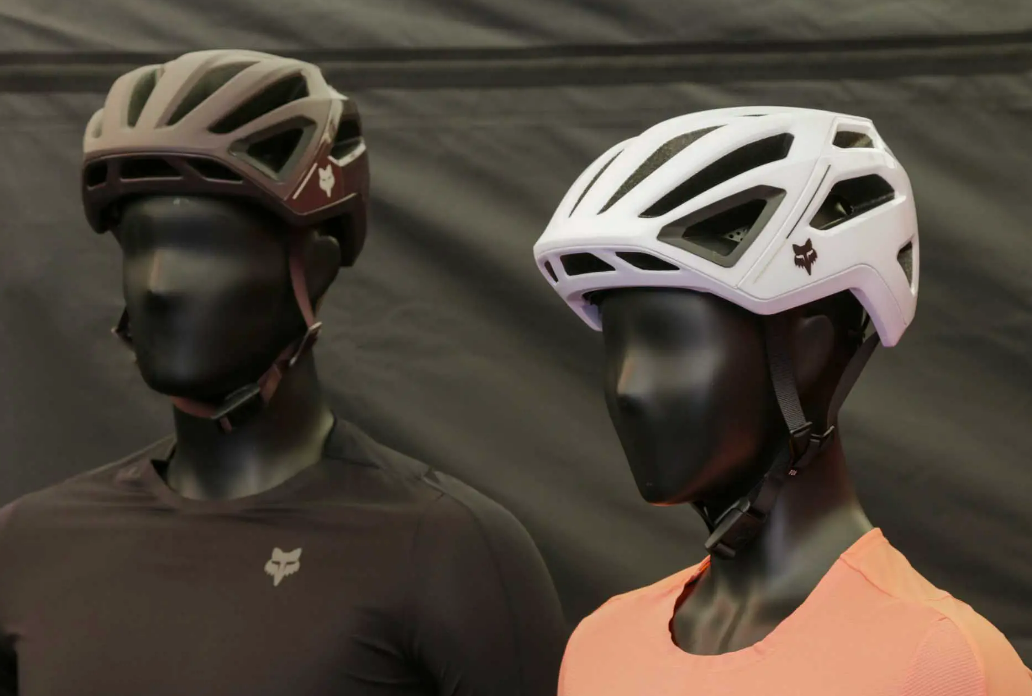 “集成”帽檐山地盔 FOX更新多款人身装备