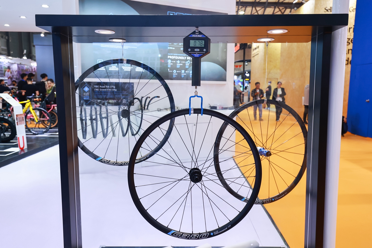 2023中國(guó)自行車展驚現(xiàn)1050g次世代金屬車架