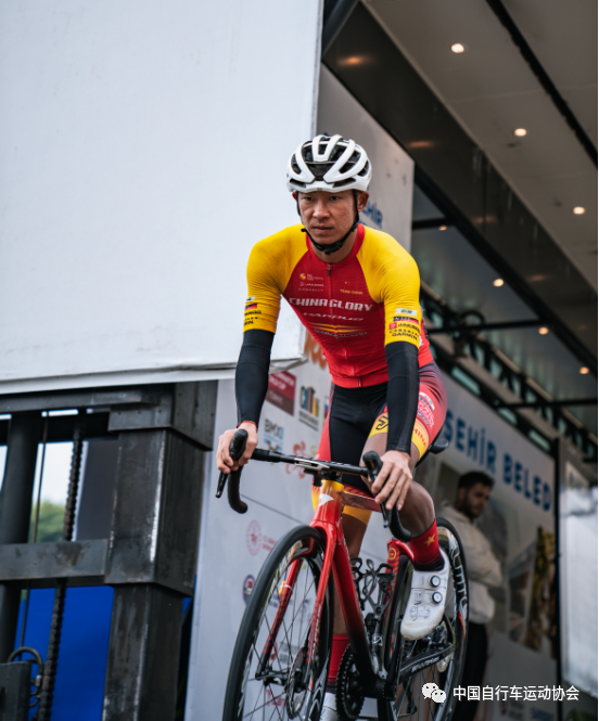 出生于1998年的吕先景是山地自行车和公路自行车双能运动员,此前曾
