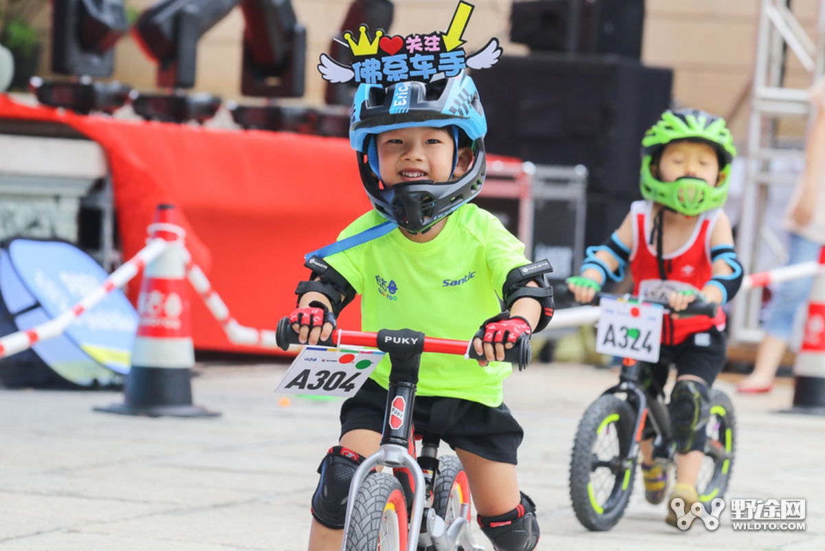 室外亚洲儿童骑马的自行车 库存照片. 图片 包括有 子项, 享用, 活动家, 自行车, 喜悦, 女儿, 童年 - 90332148