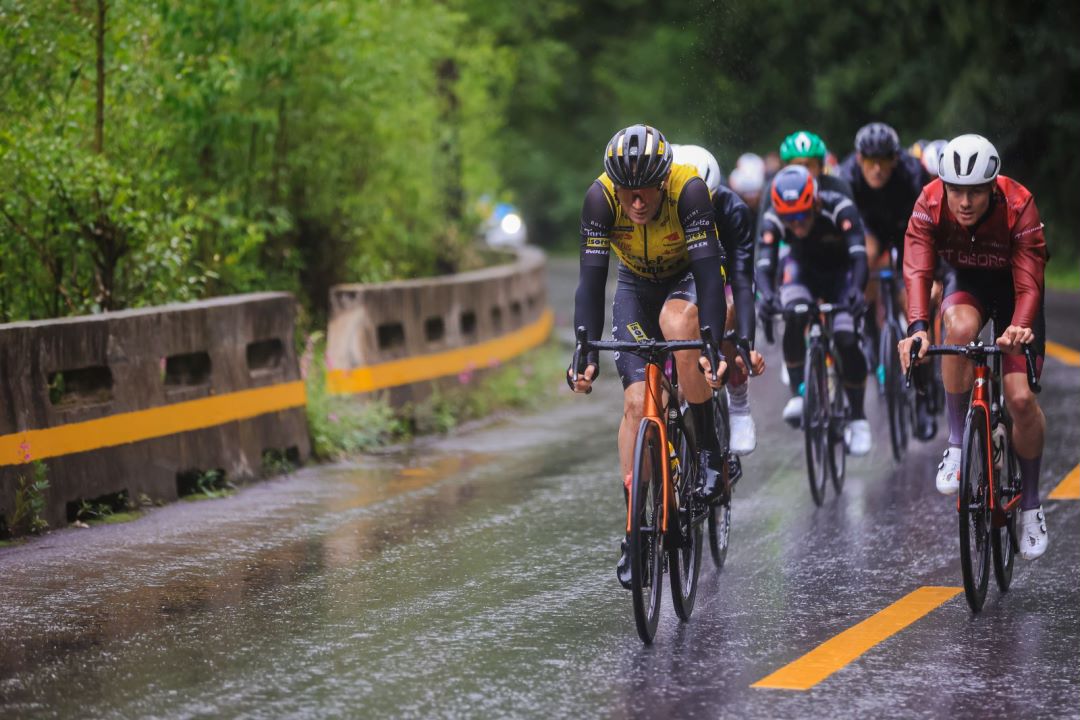 環(huán)湖賽S4：風雨伴迷霧 荷蘭小將單飛12公里奪冠