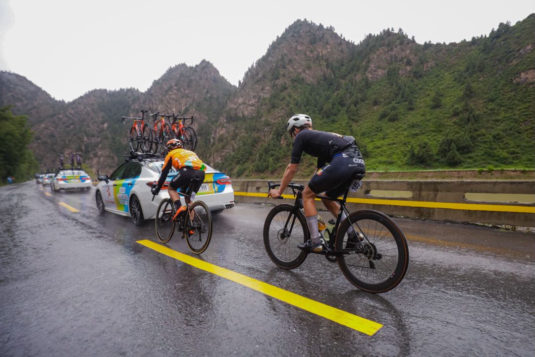 環(huán)湖賽S4：風雨伴迷霧 荷蘭小將單飛12公里奪冠