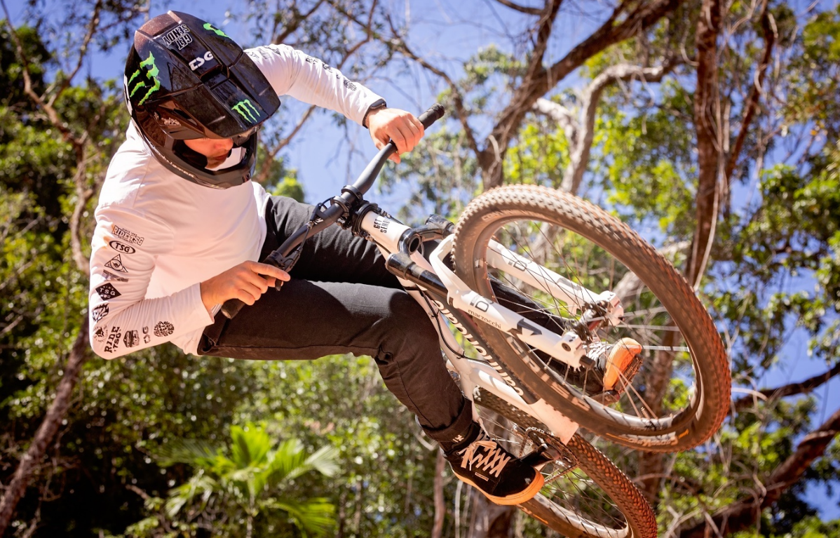 传奇限量版 Marzocchi发布全新Bomber前叉