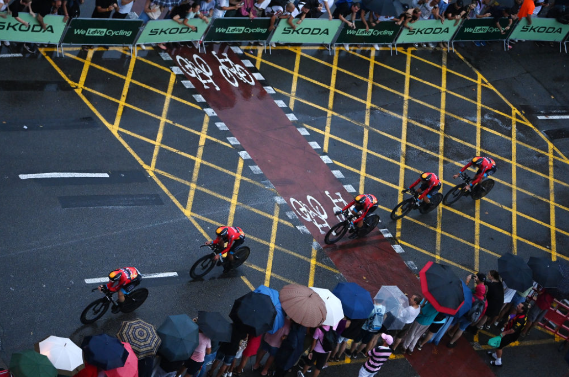 环西S1：大雨搅局 帝斯曼车队爆冷夺冠