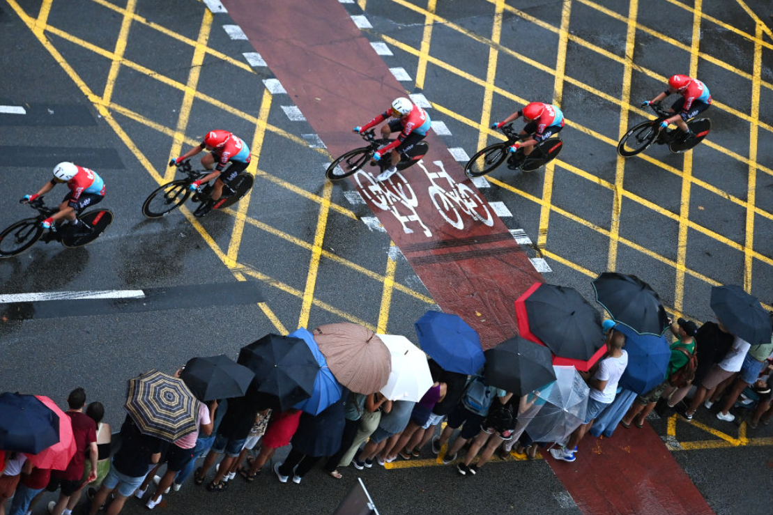 环西S1：大雨搅局 帝斯曼车队爆冷夺冠