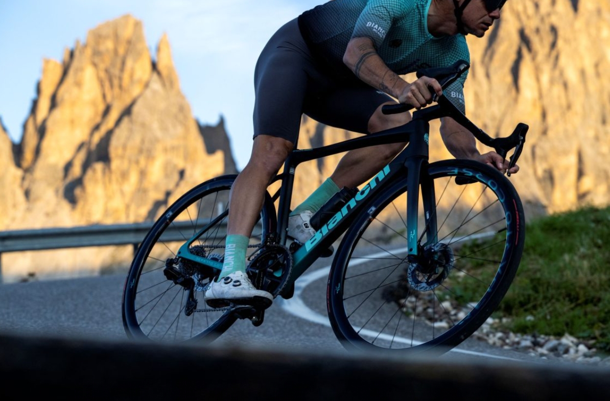仅6.6KG！ Bianchi推出第三代Specialissima公路车