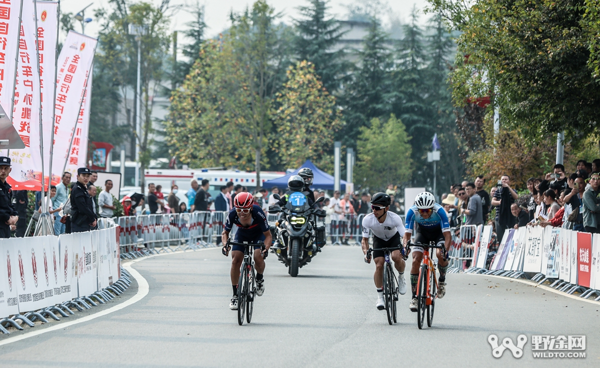 燃动全城！  ATTACK车队笑傲湖北黄袍山