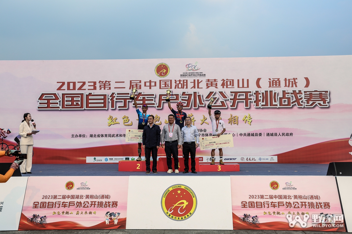 燃动全城！  ATTACK车队笑傲湖北黄袍山