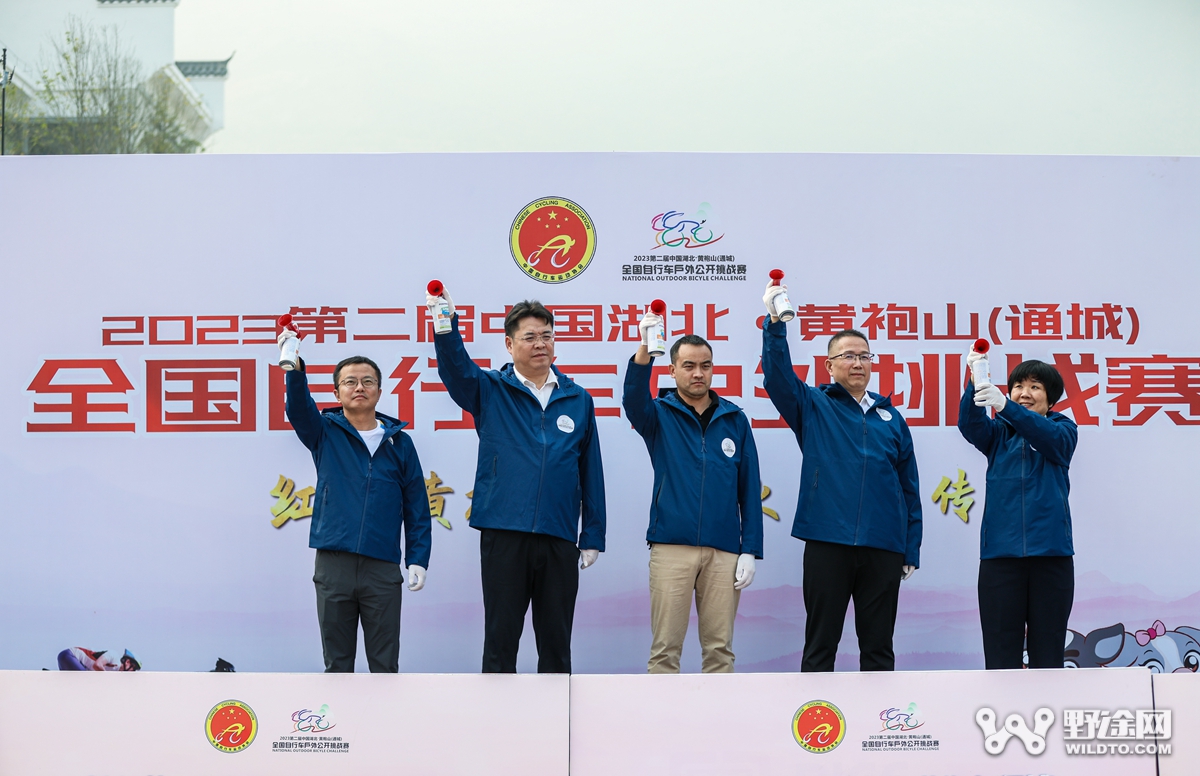 燃动全城！  ATTACK车队笑傲湖北黄袍山