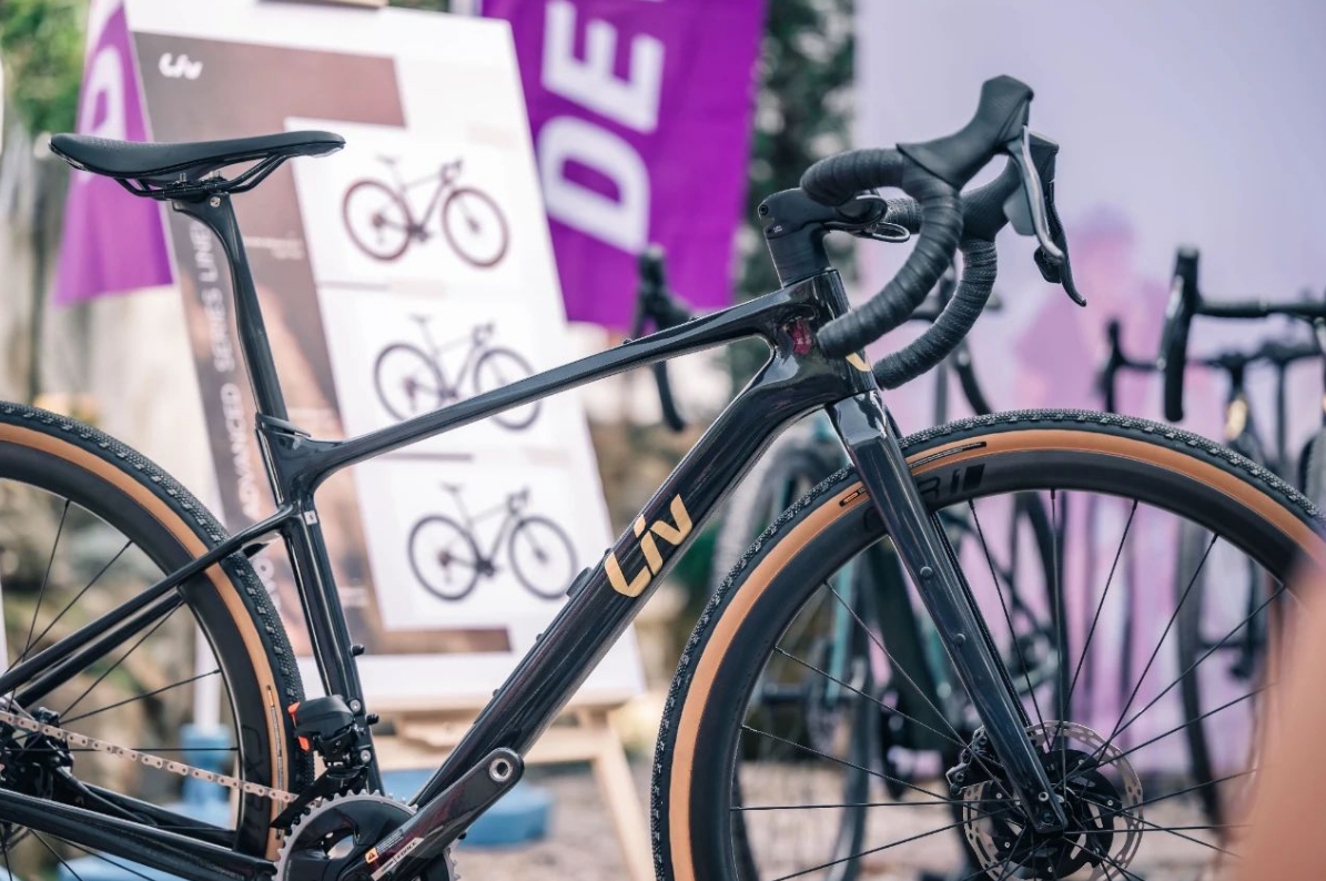 震惊！Liv活动现场集体暴打前男友！