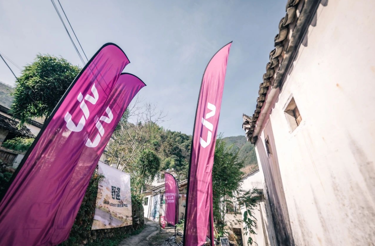 震惊！Liv活动现场集体暴打前男友！