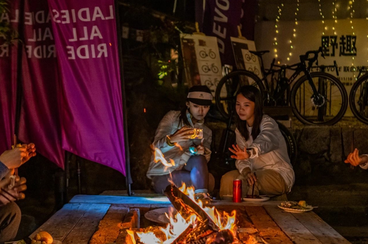 震惊！Liv活动现场集体暴打前男友！