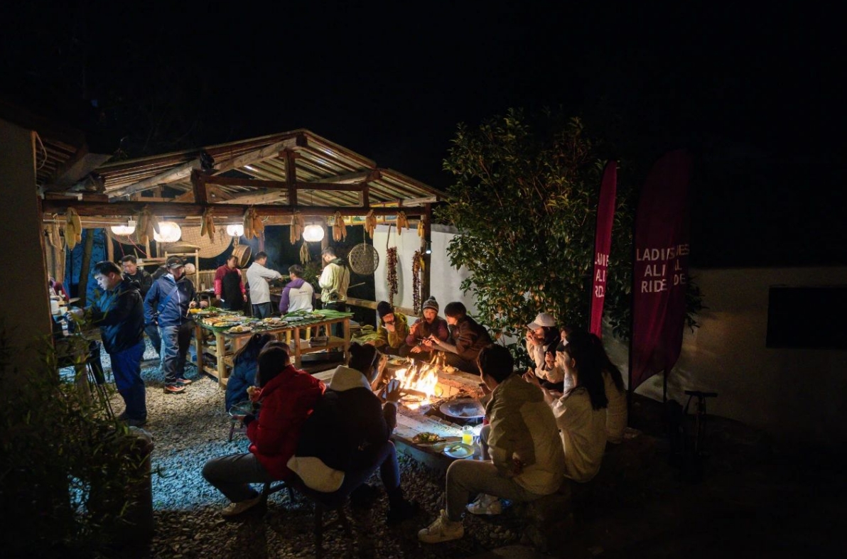 震惊！Liv活动现场集体暴打前男友！