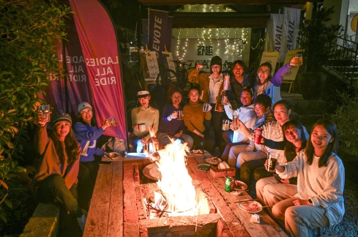 震惊！Liv活动现场集体暴打前男友！