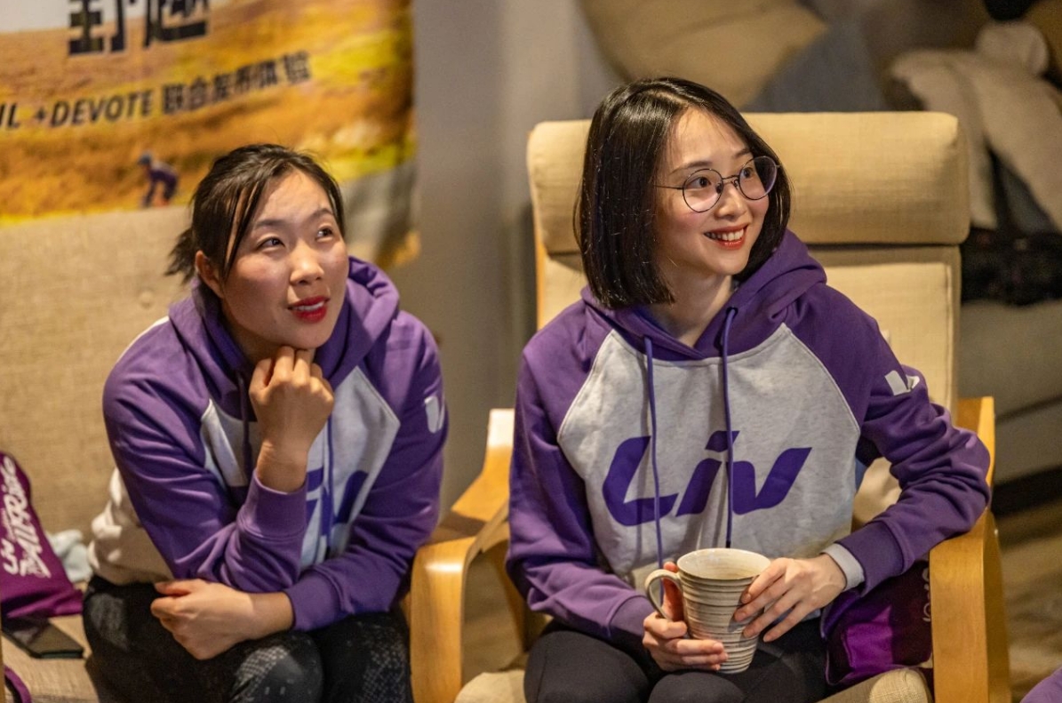 震惊！Liv活动现场集体暴打前男友！