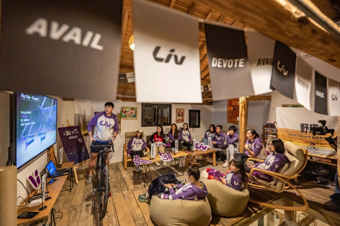 震惊！Liv活动现场集体暴打前男友！