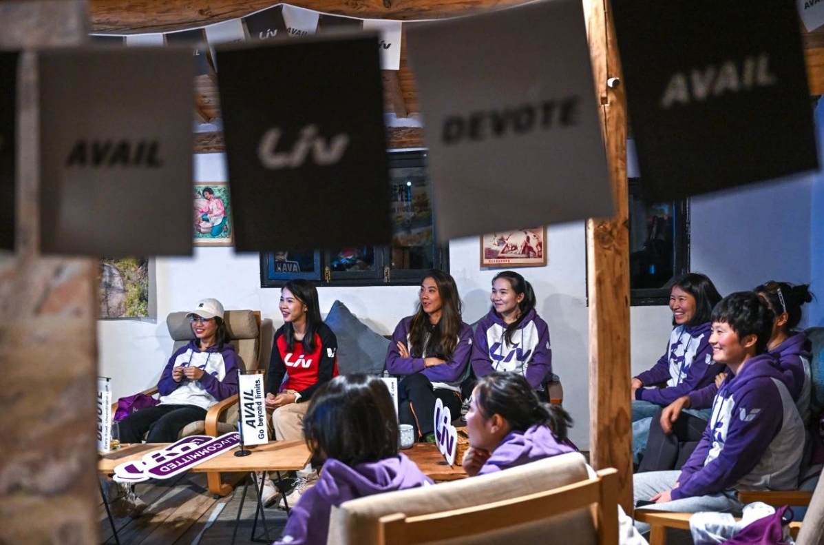 震惊！Liv活动现场集体暴打前男友！