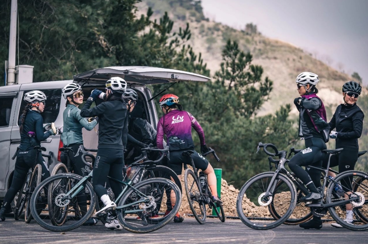 震惊！Liv活动现场集体暴打前男友！