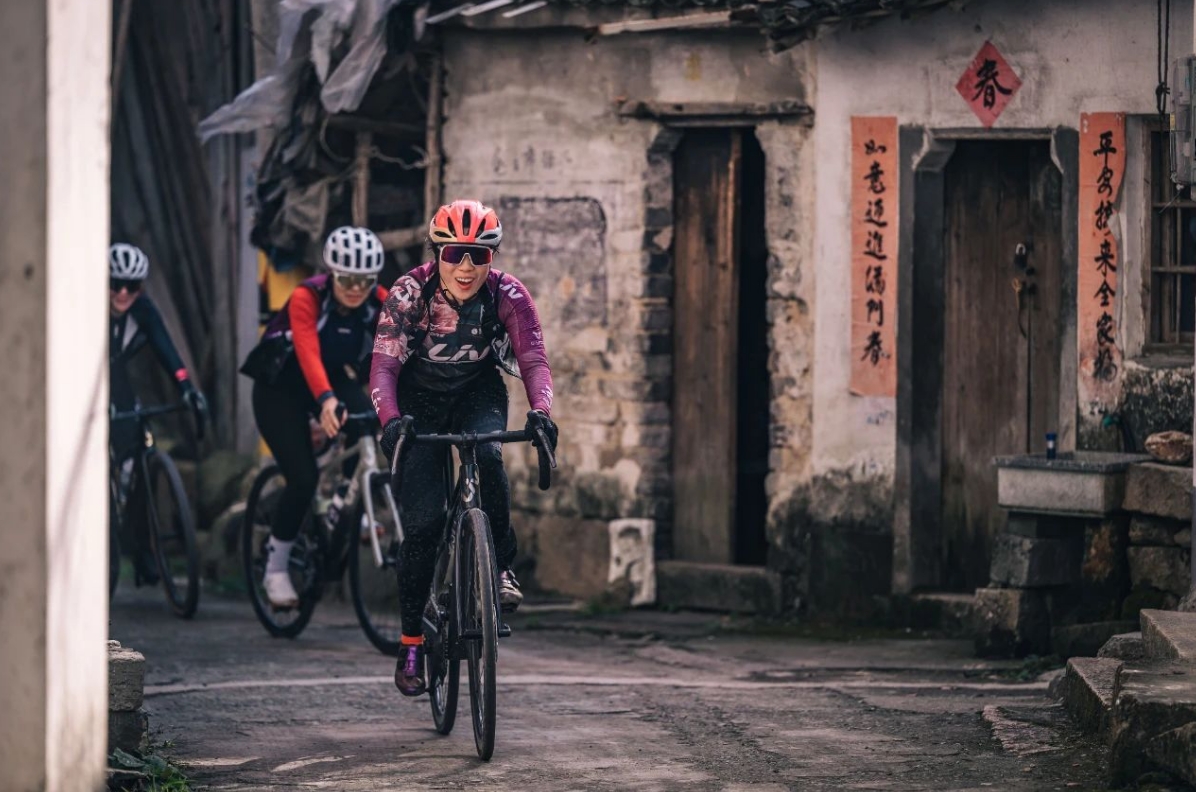 震惊！Liv活动现场集体暴打前男友！