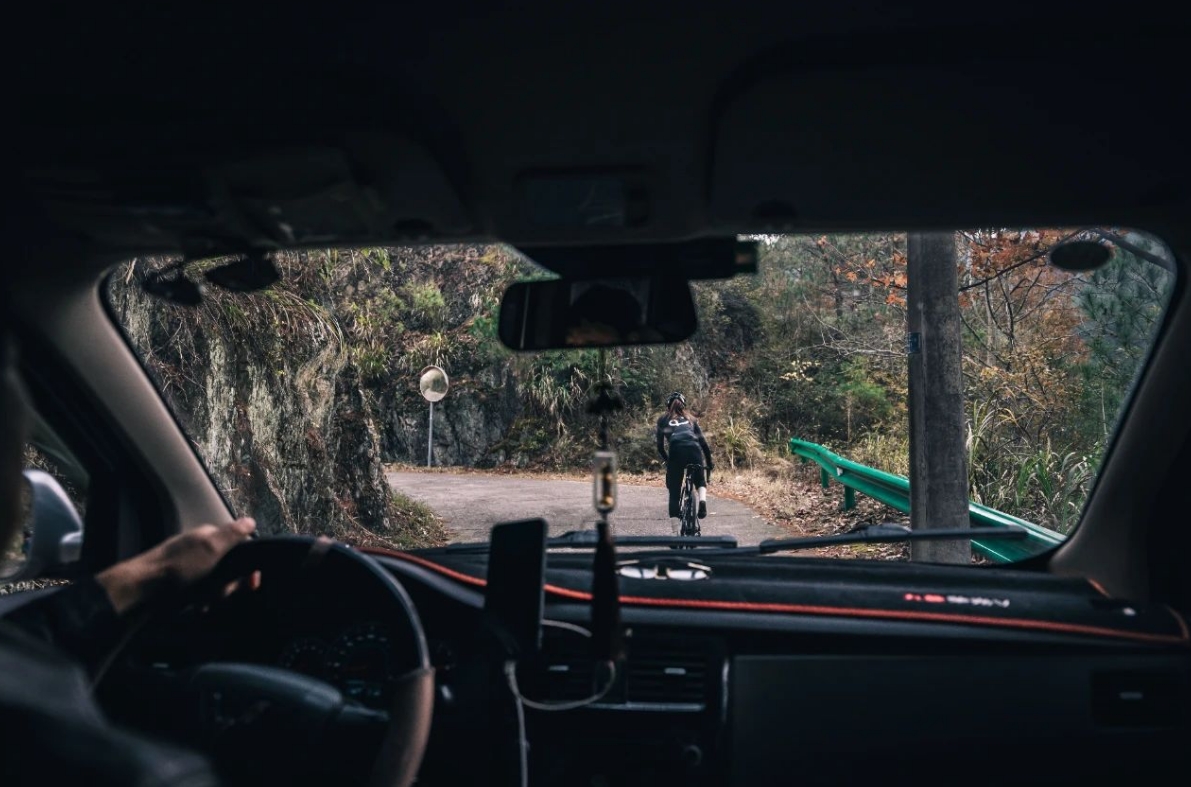 震惊！Liv活动现场集体暴打前男友！