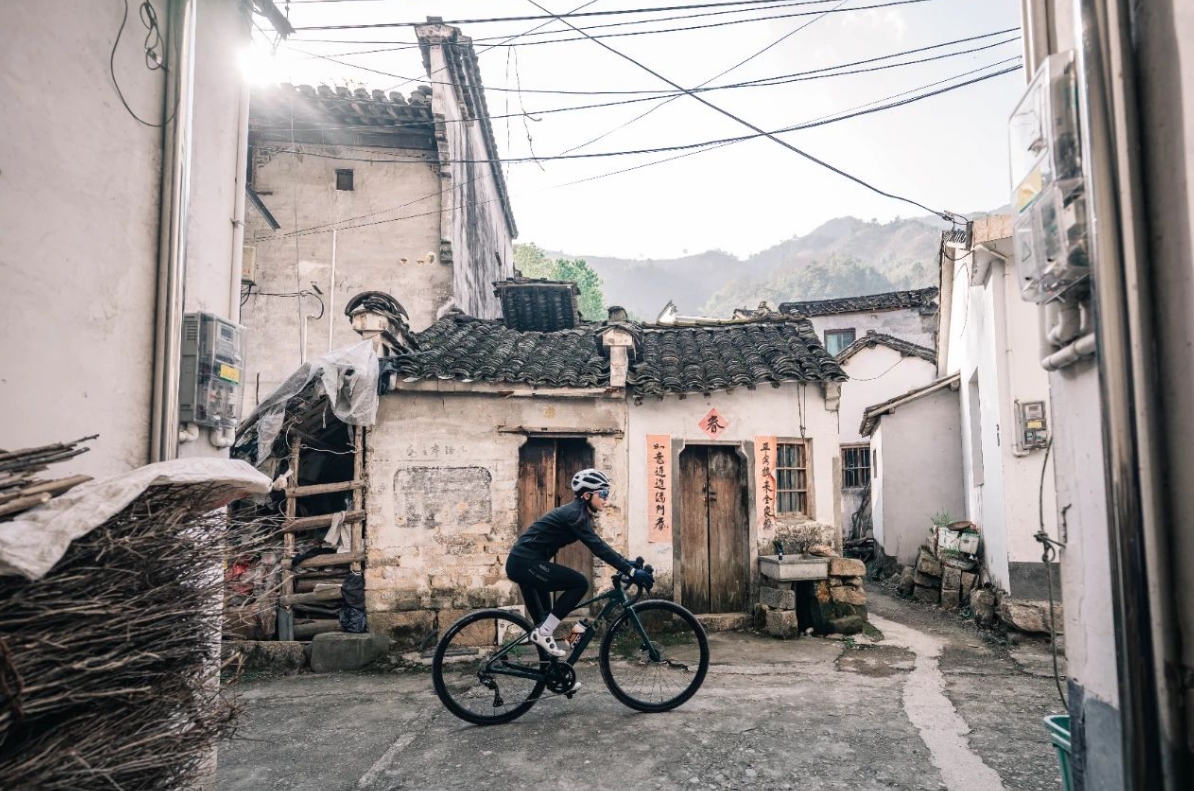 震惊！Liv活动现场集体暴打前男友！