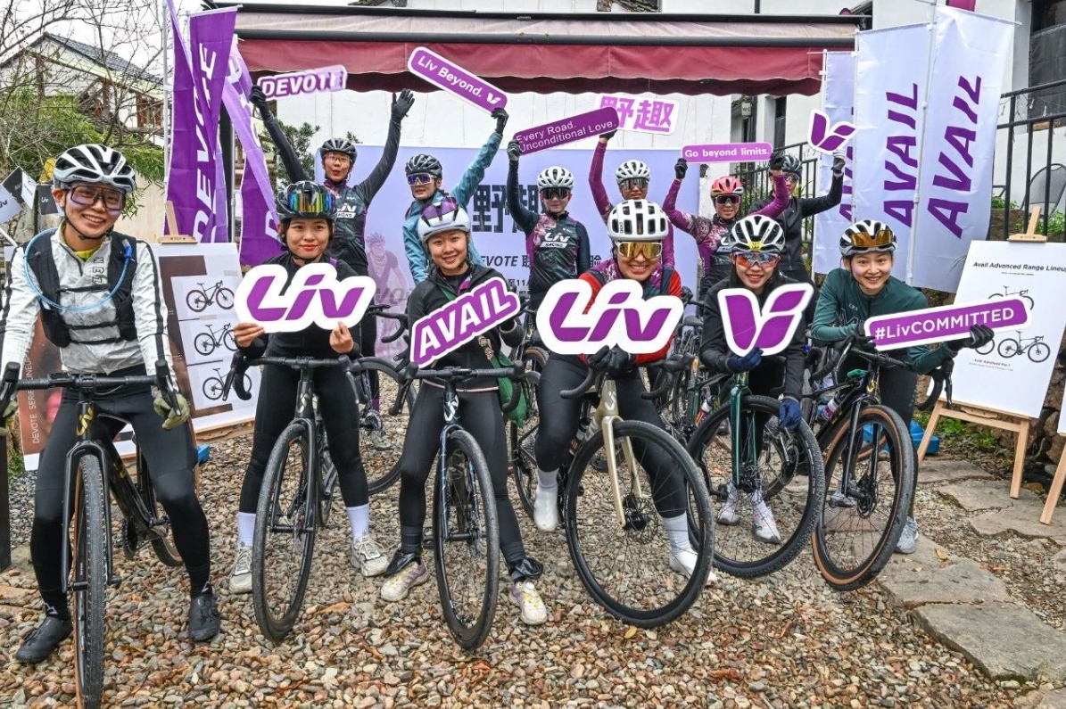 震惊！Liv活动现场集体暴打前男友！