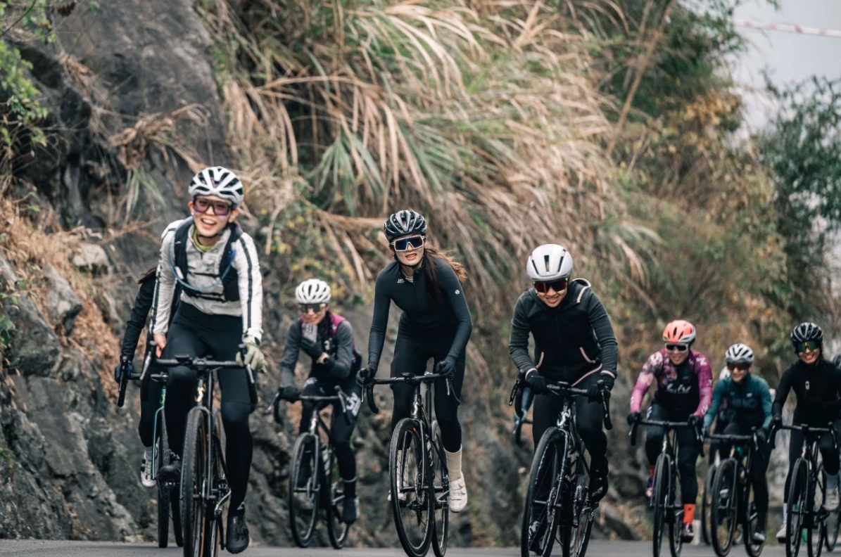 震惊！Liv活动现场集体暴打前男友！