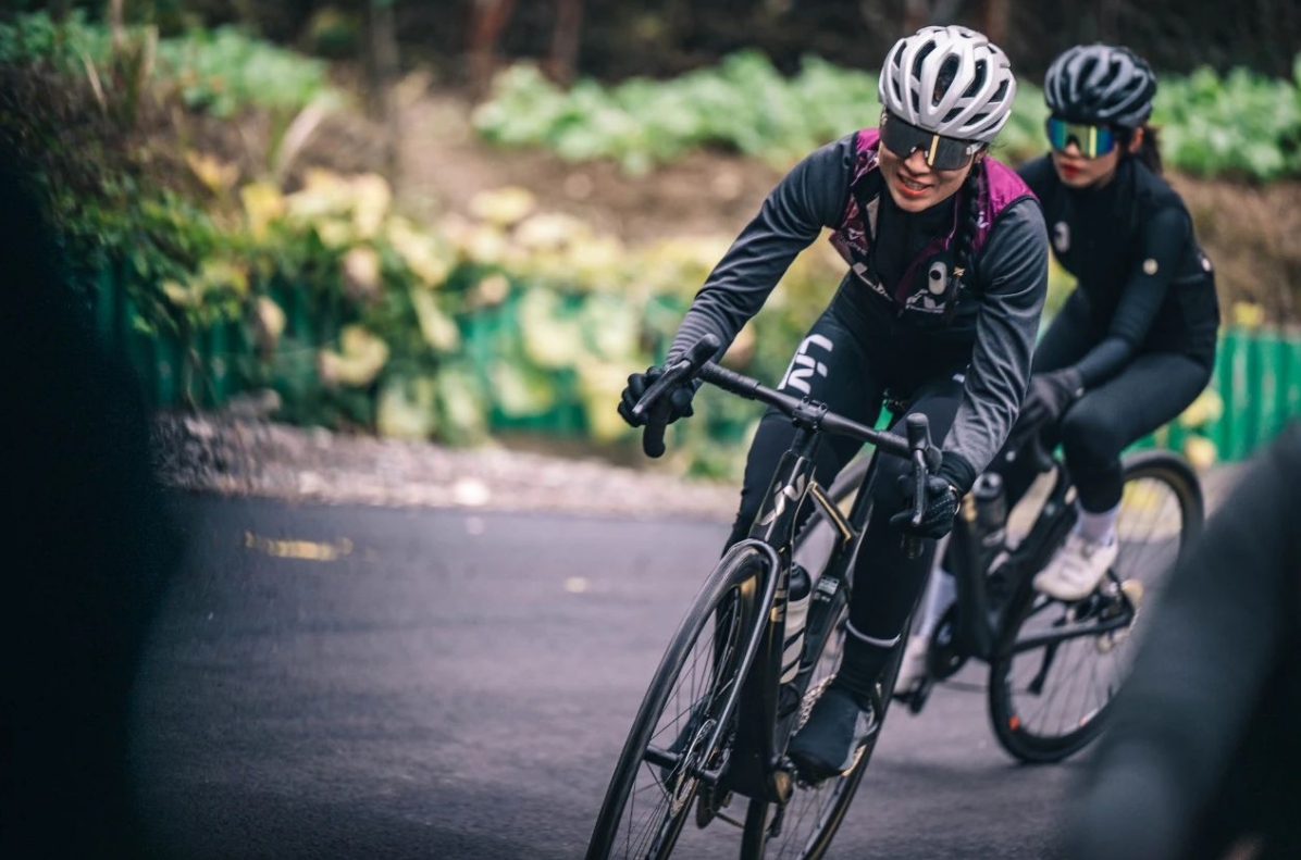 震惊！Liv活动现场集体暴打前男友！