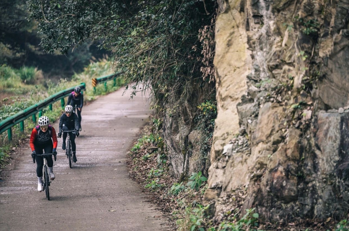 震惊！Liv活动现场集体暴打前男友！