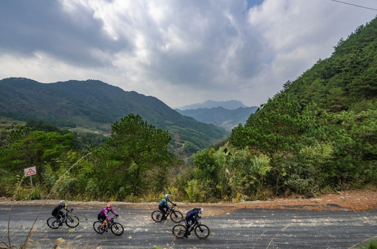 震惊！Liv活动现场集体暴打前男友！