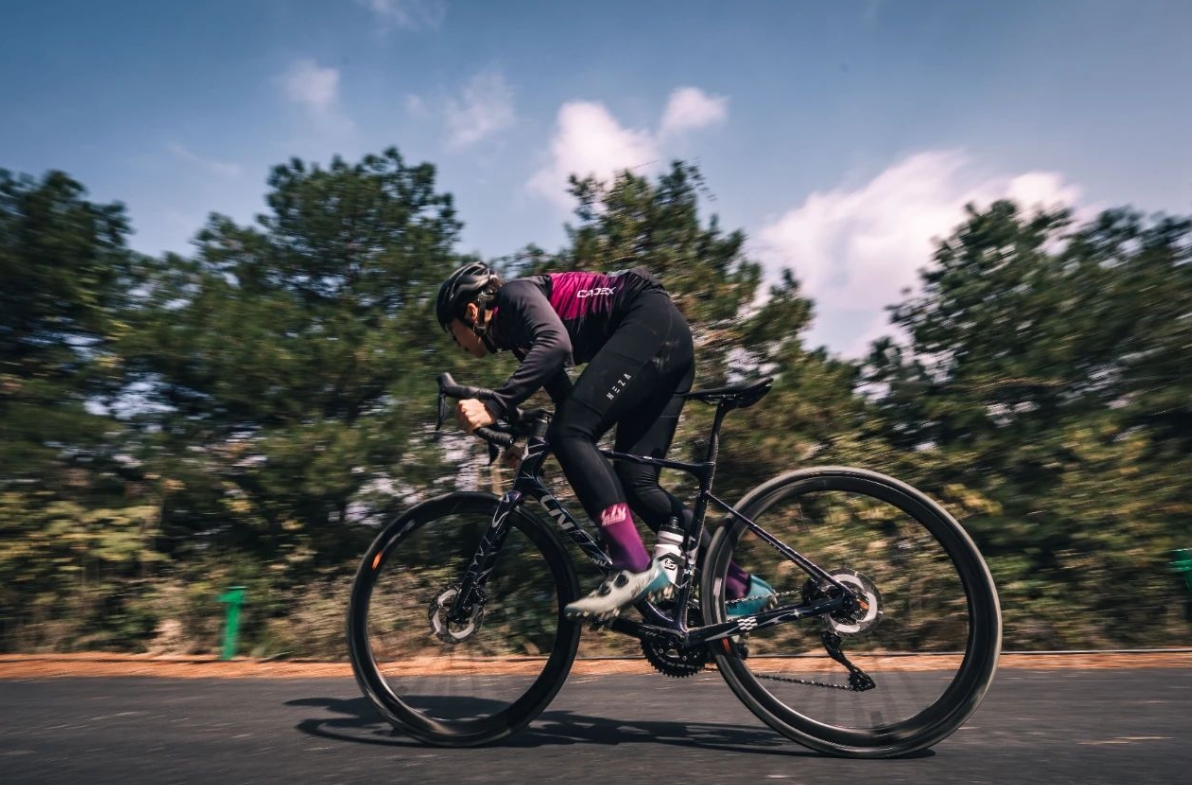 震惊！Liv活动现场集体暴打前男友！