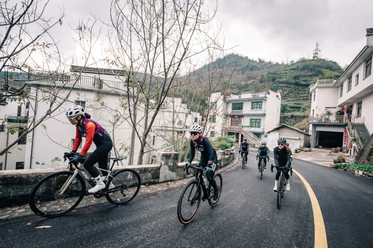 震惊！Liv活动现场集体暴打前男友！