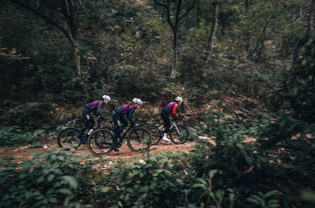 震惊！Liv活动现场集体暴打前男友！
