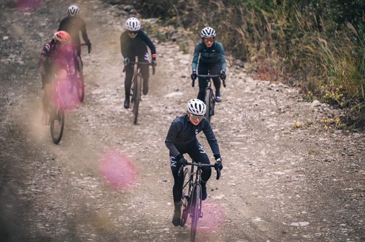 震惊！Liv活动现场集体暴打前男友！