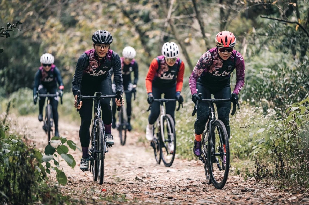 震惊！Liv活动现场集体暴打前男友！