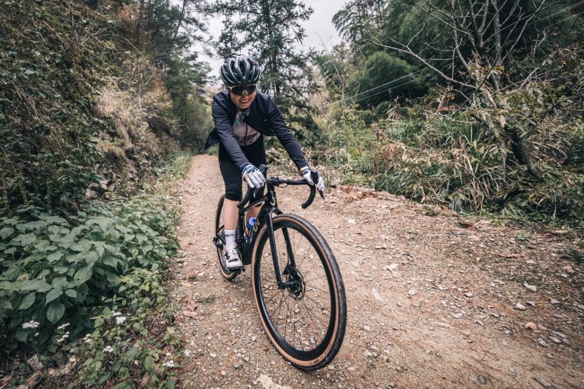 震惊！Liv活动现场集体暴打前男友！