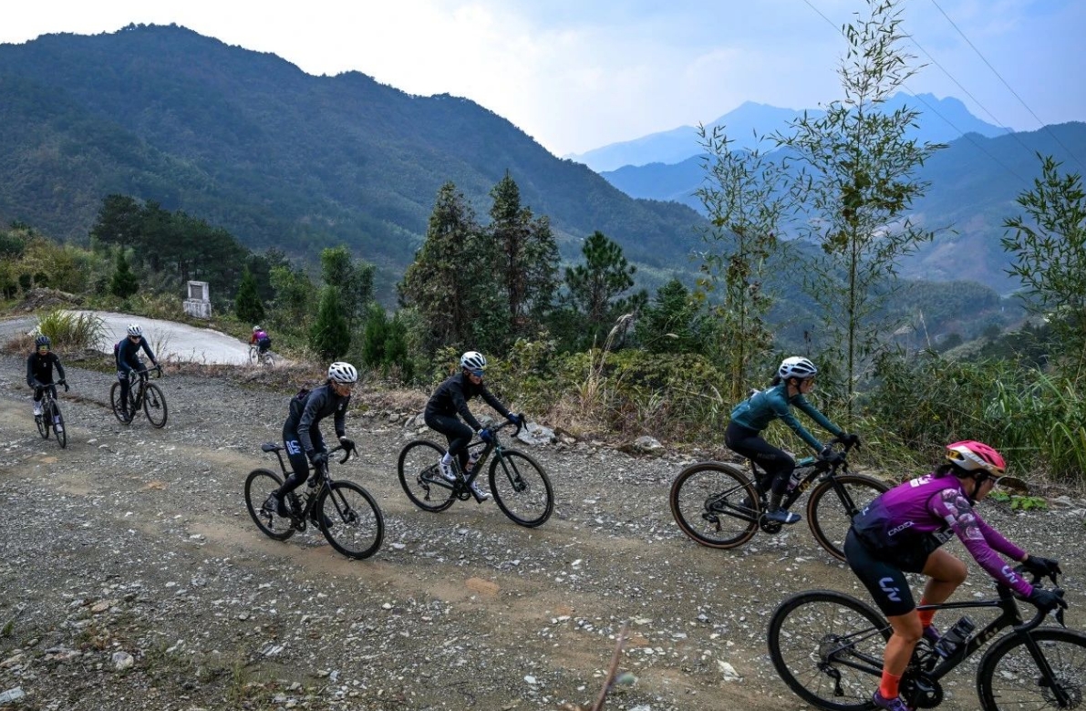 震惊！Liv活动现场集体暴打前男友！