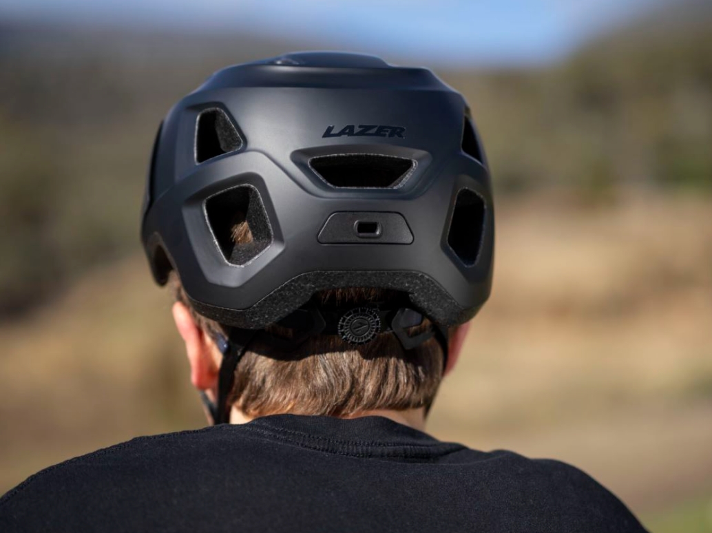 专为越野设计 Lazer推出全新Lupo KinetiCore头盔