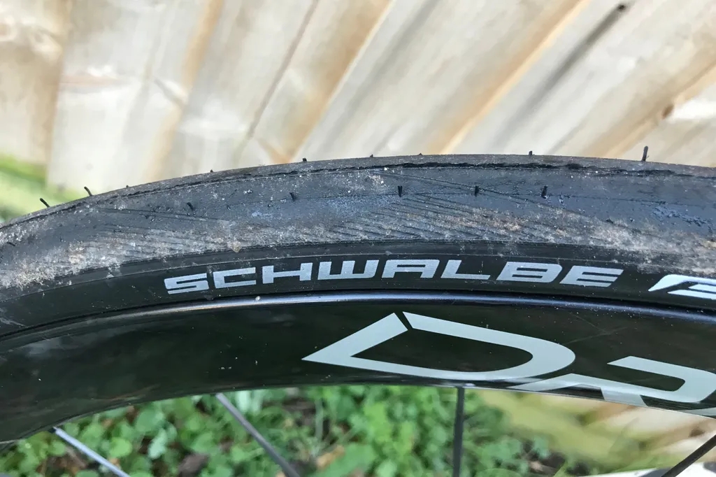 兼顧舒適與安全  冬季公路自行車輪胎推薦
