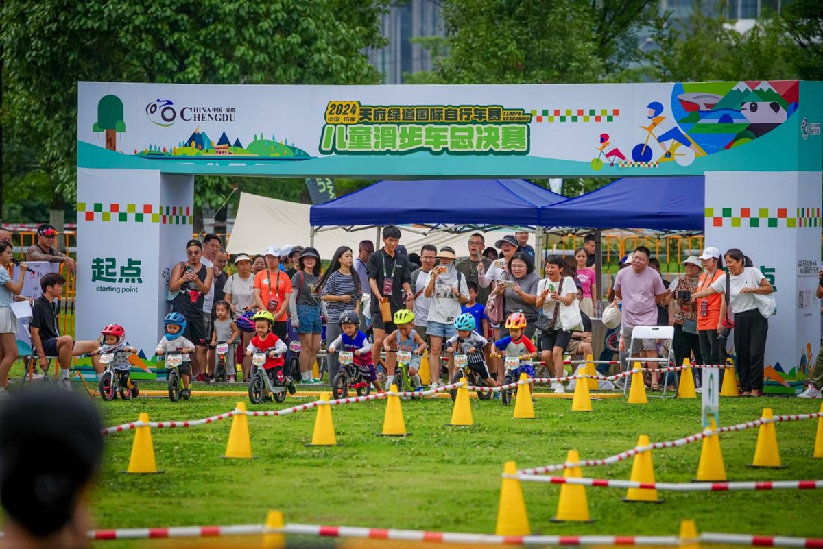 百公里团体计时赛 天府绿道国际自行车赛盛大开幕