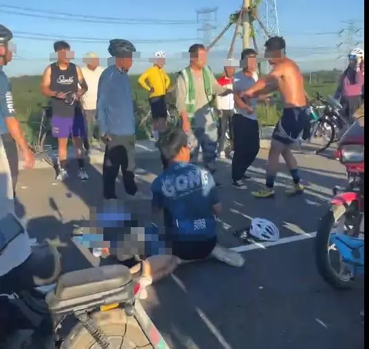 父親帶娃跟團(tuán)騎行 孩子遭小車碾壓身亡 事發(fā)路段疑未通車