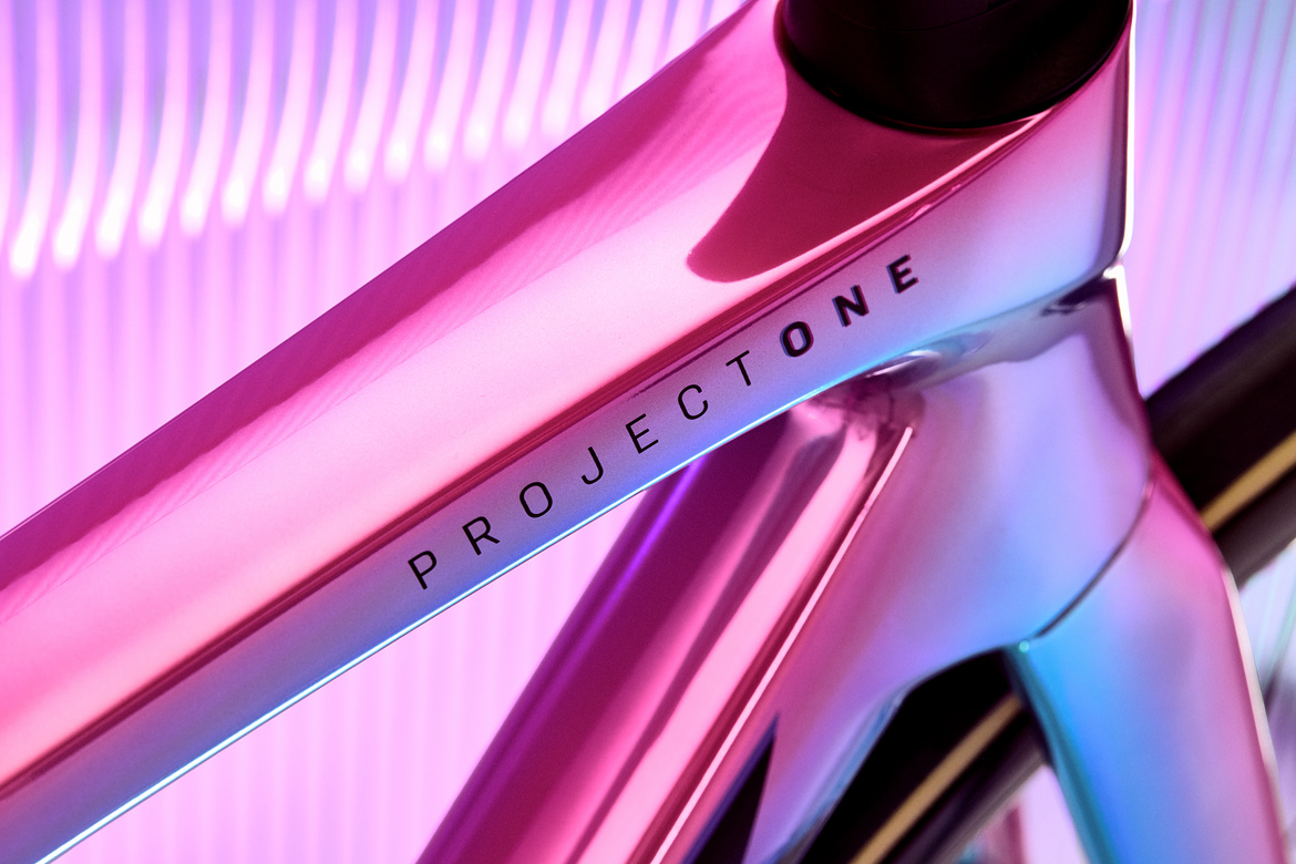 Trek 全新“赛博霓虹” Project One ICON 涂装方案