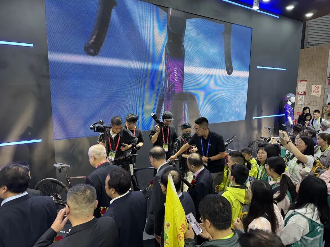 捷安特Defy Advanced E⁺ Elite 0首次亮相中国展