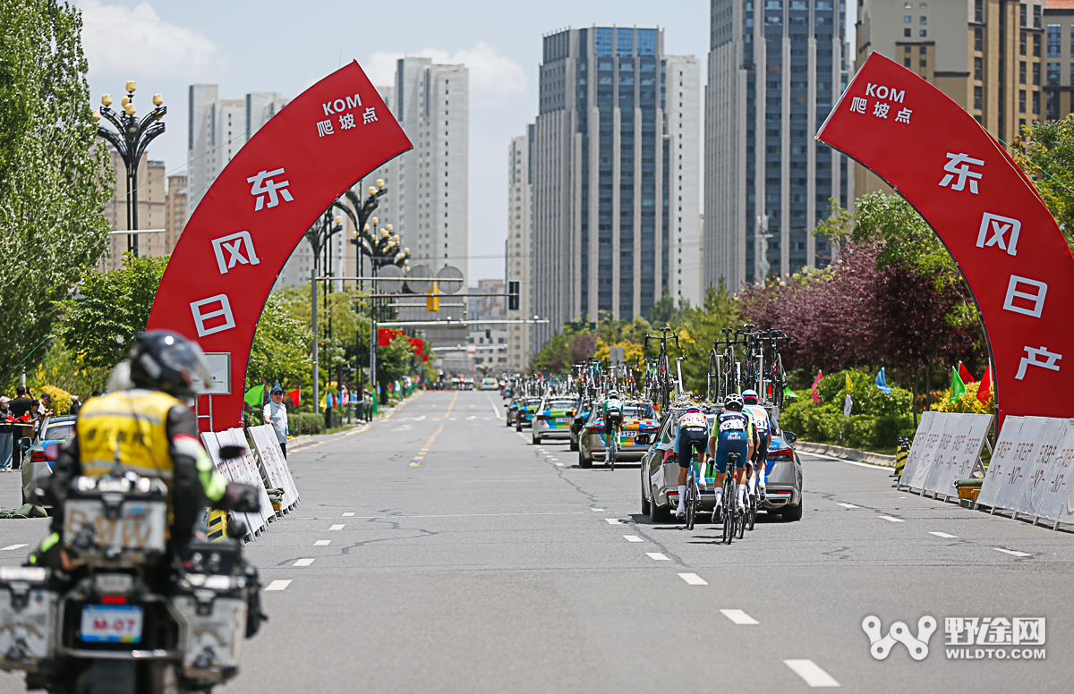 环青赛S1：佩纳维尔·曼努埃尔乱中取胜 国内车队夺两衫