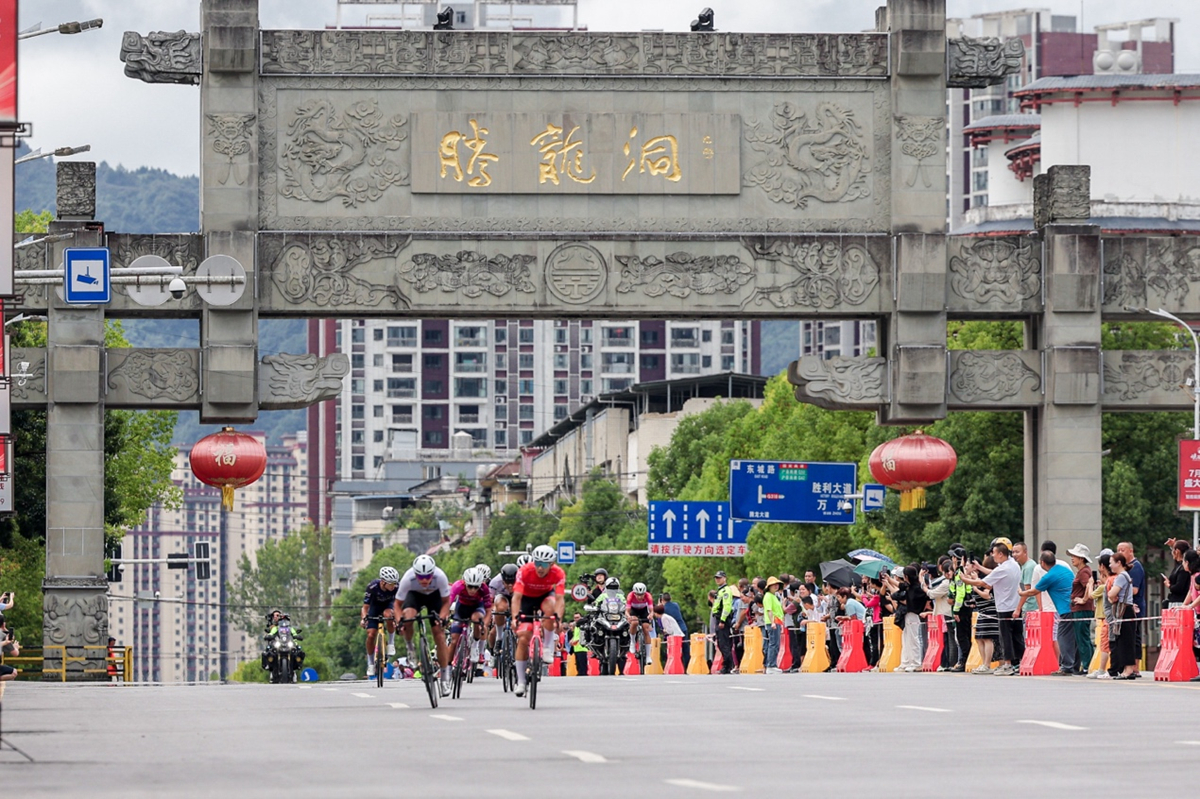 峡谷英雄·骑遇恩施 2025中国公路自行车公开赛（湖北恩施站）圆满落幕