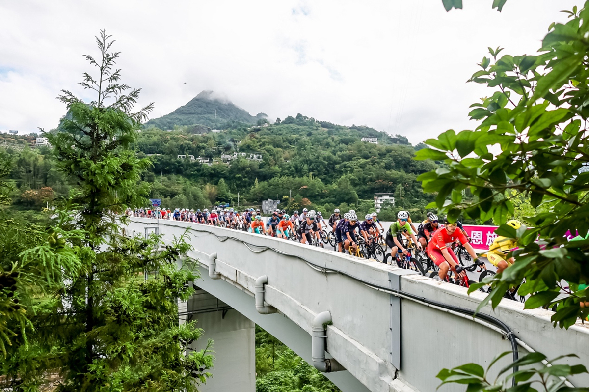 峡谷英雄·骑遇恩施 2025中国公路自行车公开赛（湖北恩施站）圆满落幕