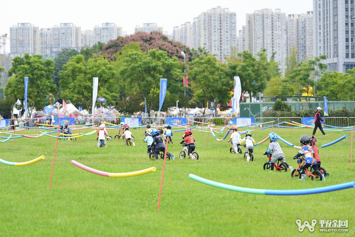 “熊猫赛道”萌力全开  2025年四川省幼儿滑步车联赛成都站圆满落幕