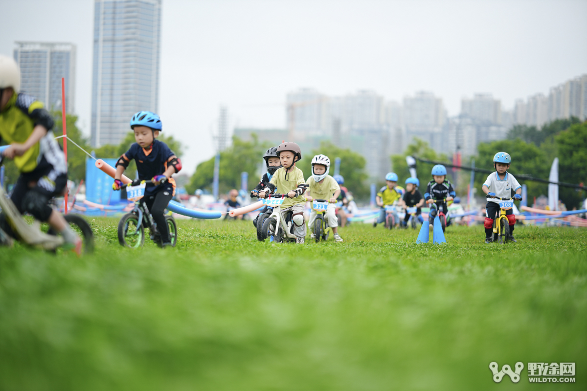 “熊猫赛道”萌力全开  2025年四川省幼儿滑步车联赛成都站圆满落幕