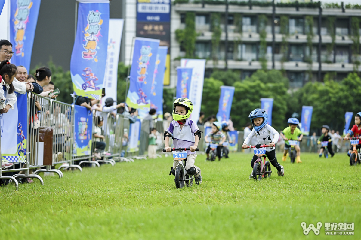 “熊猫赛道”萌力全开  2025年四川省幼儿滑步车联赛成都站圆满落幕